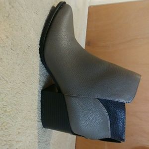 Vera Wang ankle boots